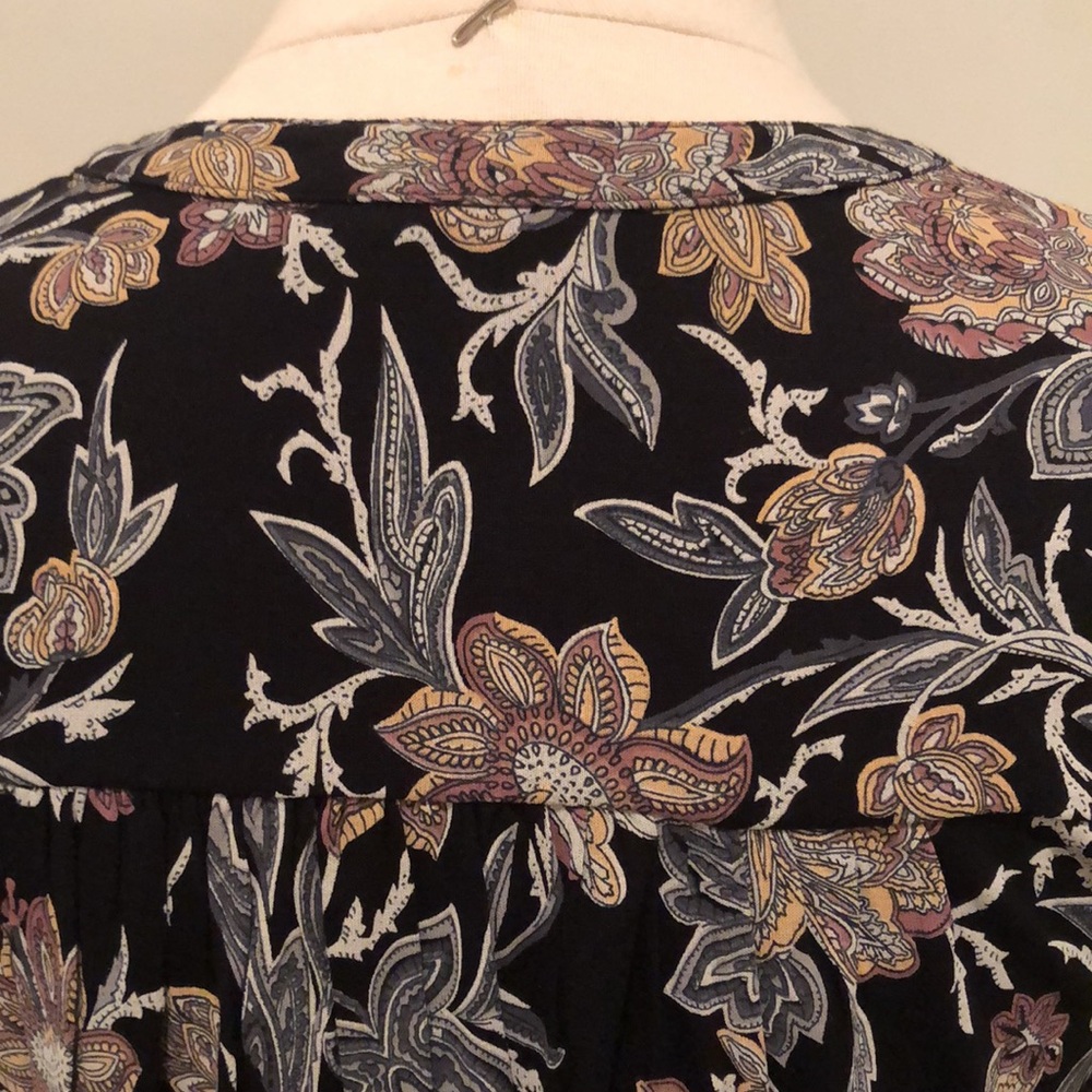 Beautiful patterned blouse. - Picture 4 of 5